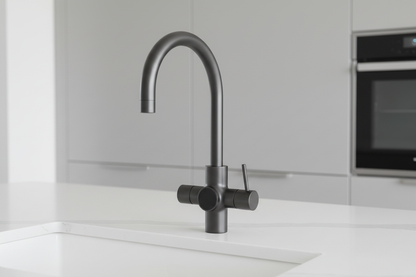 Closeup gunmetal kraan zonder achtergrondkraan