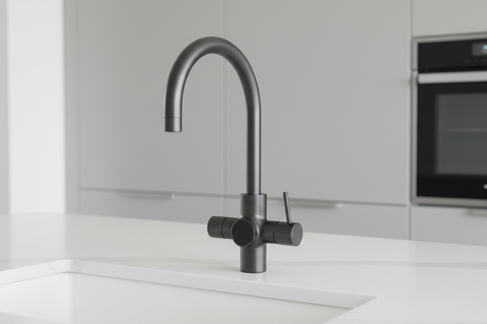 Closeup gunmetal kraan zonder achtergrondkraan