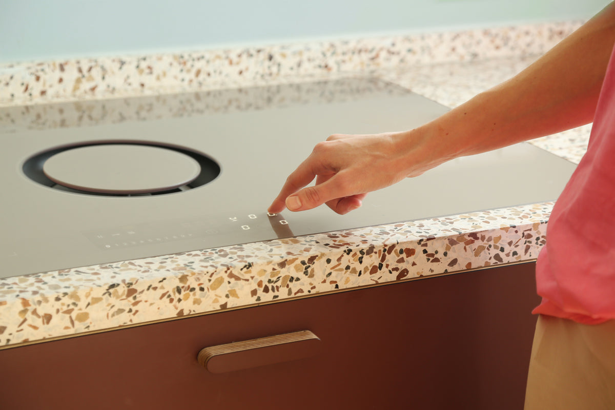MAKUS Moon 90 cm inductiekookplaat met geïntegreerde afzuiging in een moderne keuken
