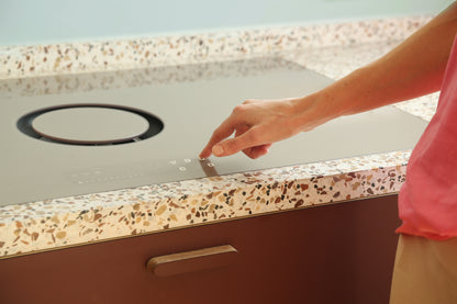 MAKUS Moon 90 cm inductiekookplaat met geïntegreerde afzuiging in een moderne keuken