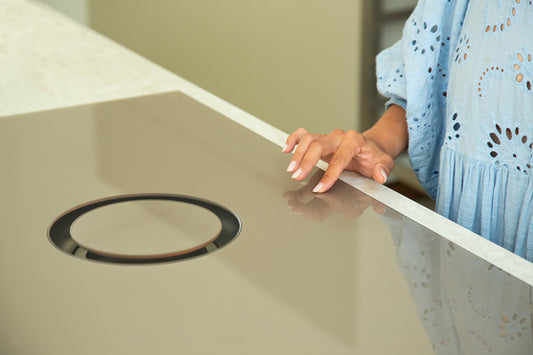 MAKUS Moon 90 cm inductiekookplaat met geïntegreerde afzuiging in een moderne designkeuken