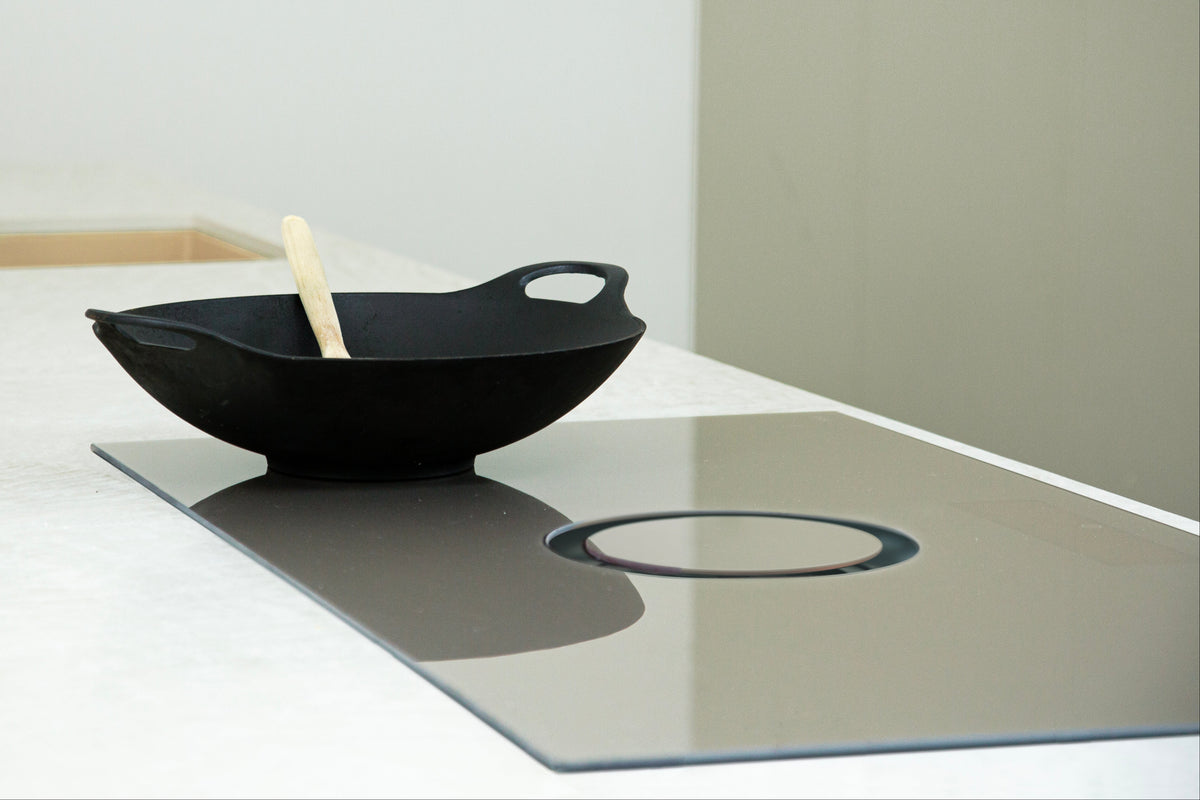 Makus Moon pan op inductiekookplaat, duurzame kookpan met hoogwaardige afwerking voor dagelijks koken en energiezuinige bereidingen.