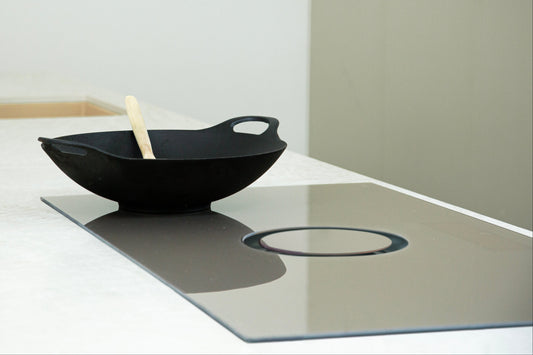 Makus Moon pan op inductiekookplaat, duurzame kookpan met hoogwaardige afwerking voor dagelijks koken en energiezuinige bereidingen.