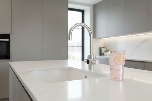 Orbit kraan in moderne keuken met fel roze bruisende limonade